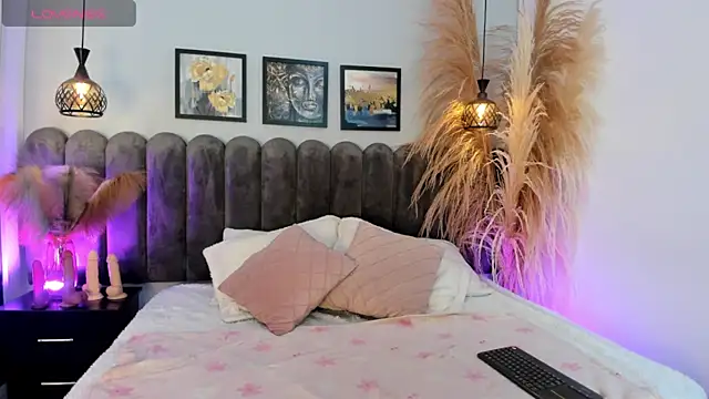 Snapshot of Viollet_xoxo chatting on February 18, 12:45 pm Viollet xoxo online show from February 18, 12:45 pm