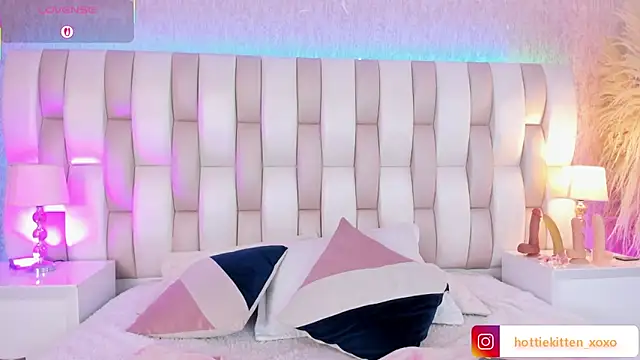 Snapshot of Viollet_xoxo chatting on February 28, 7:37 pm Viollet xoxo online show from February 28, 7:37 pm