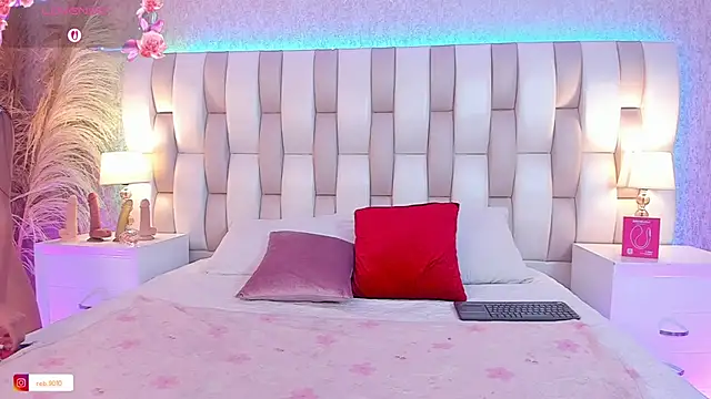 Snapshot of Viollet_xoxo chatting on March 25, 8:04 pm Viollet xoxo online show from March 25, 8:04 pm