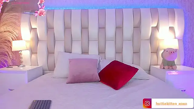 Snapshot of Viollet_xoxo chatting on March 27, 8:30 pm Viollet xoxo online show from March 27, 8:30 pm