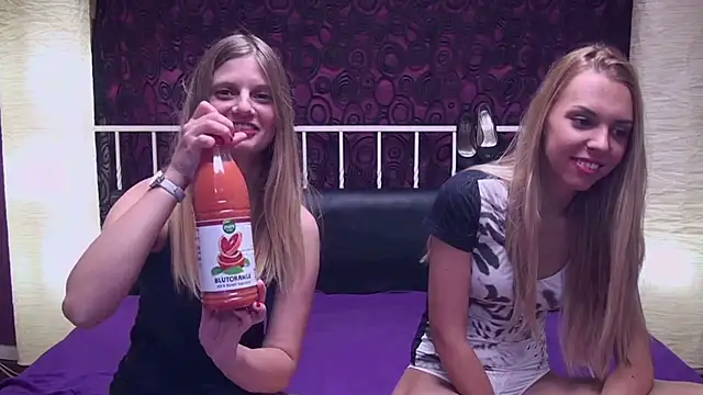 Snapshot of BlondeWitches chatting on March 22, 4:24 am BlondeWitches online show from March 22, 4:24 am