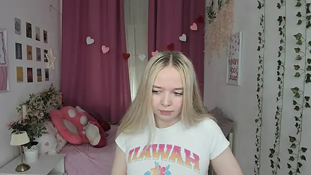 Snapshot of BellaMontgomery chatting on May 28, 10:07 pm BellaMontgomery online show from May 28, 10:07 pm
