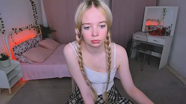Snapshot of BellaMontgomery chatting on June 3, 10:26 pm BellaMontgomery online show from June 3, 10:26 pm