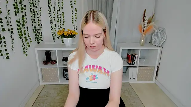 Snapshot of BellaMontgomery chatting on June 19, 10:35 pm BellaMontgomery online show from June 19, 10:35 pm