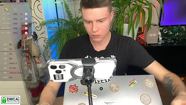 Snapshot of holy_eggs_02 chatting on December 19, 9:33 pm holy eggs 02 online show from December 19, 9:33 pm