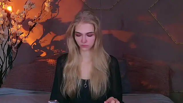 Snapshot of 4example_Chloe chatting on October 6, 10:45 am 4example Chloe online show from October 6, 10:45 am