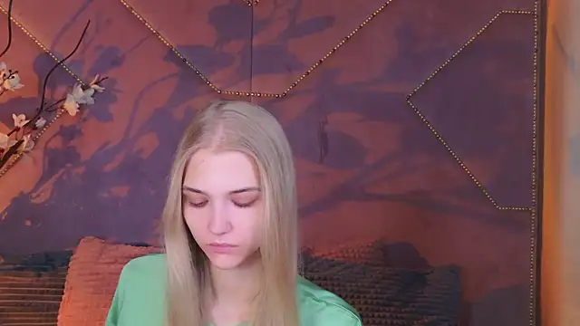 Snapshot of 4example_Chloe chatting on October 8, 10:35 am 4example Chloe online show from October 8, 10:35 am