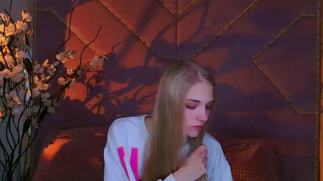 Snapshot of 4example_Chloe chatting on October 10, 10:47 am 4example Chloe online show from October 10, 10:47 am