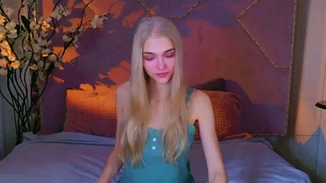 Snapshot of 4example_Chloe chatting on October 14, 10:38 am 4example Chloe online show from October 14, 10:38 am