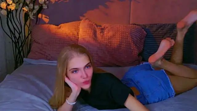 Snapshot of 4example_Chloe chatting on October 15, 10:48 am 4example Chloe online show from October 15, 10:48 am