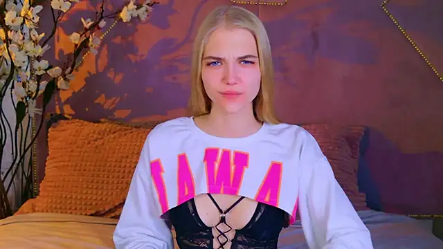 Snapshot of 4example_Chloe chatting on October 20, 11:32 am 4example Chloe online show from October 20, 11:32 am