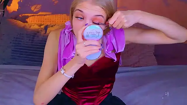 Snapshot of 4example_Chloe chatting on October 22, 10:37 am 4example Chloe online show from October 22, 10:37 am