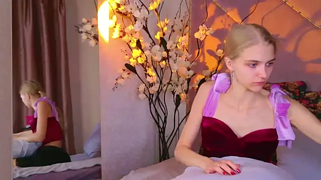 Snapshot of 4example_Chloe chatting on October 29, 11:01 am 4example Chloe online show from October 29, 11:01 am