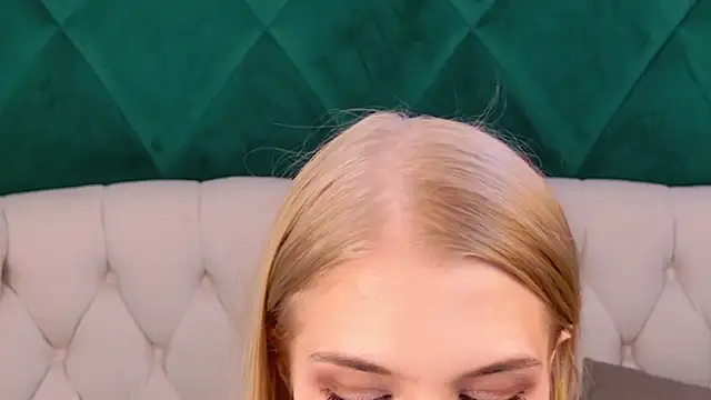 Snapshot of 4example_Chloe chatting on April 1, 1:52 pm 4example Chloe online show from April 1, 1:52 pm