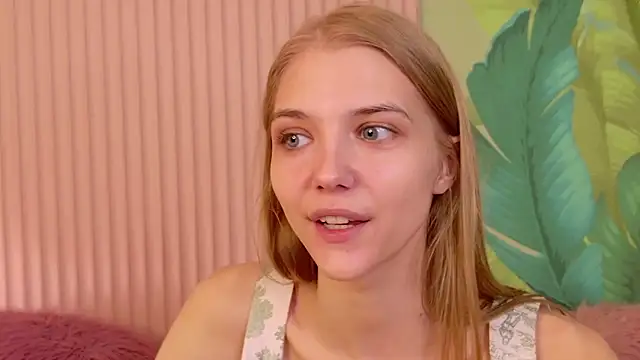 Snapshot of 4example_Chloe chatting on April 2, 5:38 am 4example Chloe online show from April 2, 5:38 am