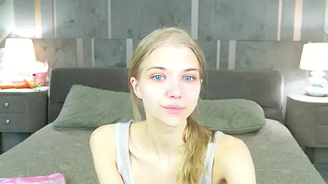 Snapshot of 4example_Chloe chatting on April 3, 5:49 am 4example Chloe online show from April 3, 5:49 am