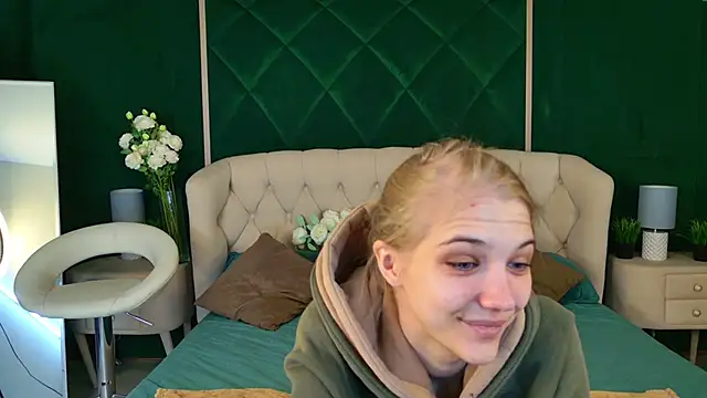 Snapshot of 4example_Chloe chatting on April 7, 5:30 am 4example Chloe online show from April 7, 5:30 am