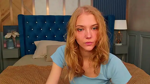 Snapshot of 4example_Chloe chatting on April 8, 5:40 am 4example Chloe online show from April 8, 5:40 am
