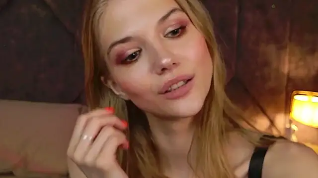 Snapshot of 4example_Chloe chatting on April 11, 7:45 am 4example Chloe online show from April 11, 7:45 am