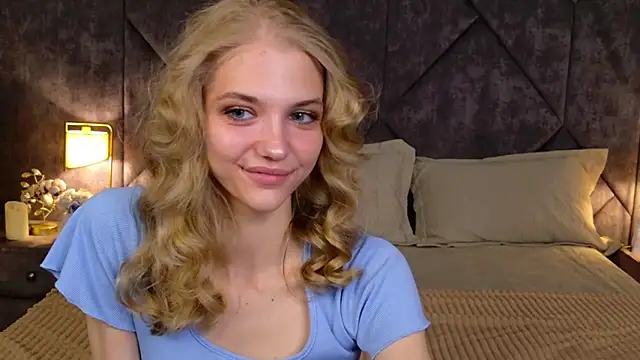 Snapshot of 4example_Chloe chatting on April 18, 5:44 am 4example Chloe online show from April 18, 5:44 am