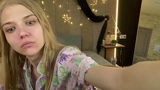 Snapshot of 4example_Chloe chatting on April 20, 5:21 am 4example Chloe online show from April 20, 5:21 am