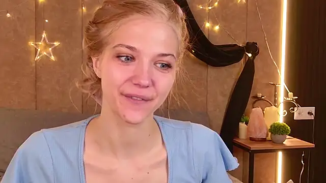 Snapshot of 4example_Chloe chatting on April 23, 5:30 am 4example Chloe online show from April 23, 5:30 am
