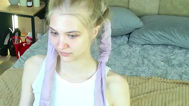 Snapshot of 4example_Chloe chatting on May 8, 5:35 am 4example Chloe online show from May 8, 5:35 am