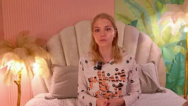 Snapshot of 4example_Chloe chatting on June 12, 5:39 am 4example Chloe online show from June 12, 5:39 am