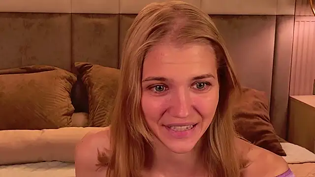 Snapshot of 4example_Chloe chatting on June 13, 6:00 am 4example Chloe online show from June 13, 6:00 am