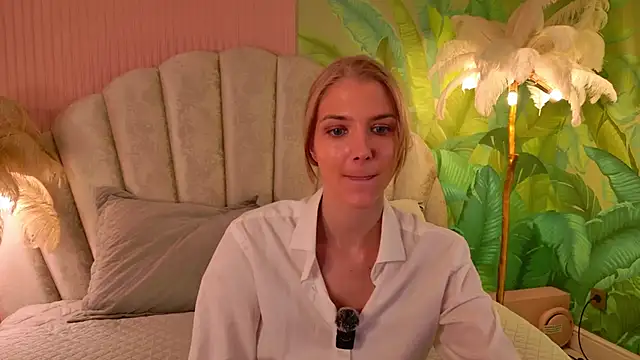 Snapshot of 4example_Chloe chatting on June 15, 5:31 am 4example Chloe online show from June 15, 5:31 am