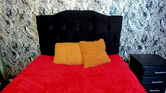 Snapshot of DanielaMonroe chatting on March 23, 4:33 pm DanielaMonroe online show from March 23, 4:33 pm