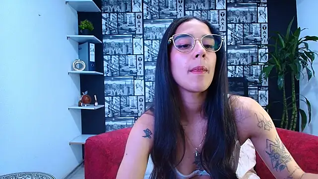 Snapshot of DanielaMonroe chatting on April 6, 8:21 pm DanielaMonroe online show from April 6, 8:21 pm