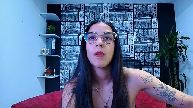 Snapshot of DanielaMonroe chatting on April 7, 8:42 pm DanielaMonroe online show from April 7, 8:42 pm