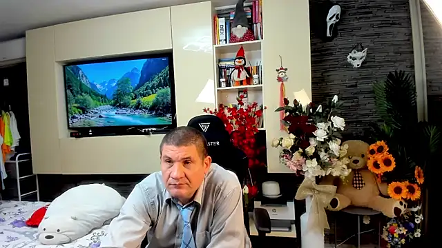SpartacusDaddy48 online show from May 16, 1:13 am