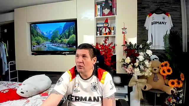 SpartacusDaddy48 online show from June 12, 10:52 pm