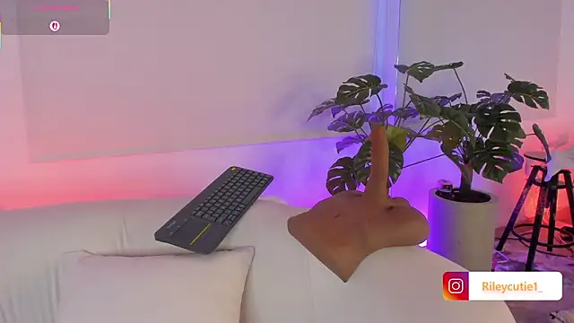 Cutie Riley online show from December 2, 4:51 am