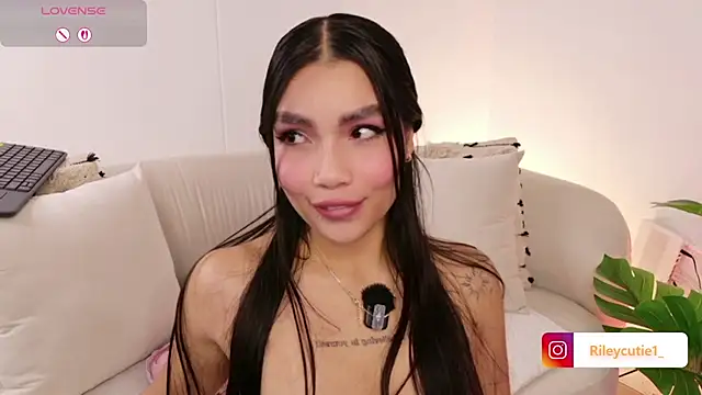 Cutie Riley online show from February 11, 11:59 am