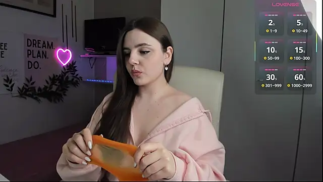 Snapshot of LiaWoow chatting on September 30, 2:44 pm LiaWoow online show from September 30, 2:44 pm