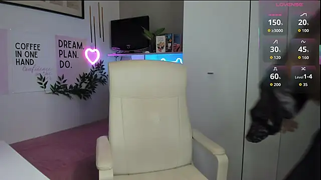 Snapshot of LiaWoow chatting on October 14, 2:07 pm LiaWoow online show from October 14, 2:07 pm