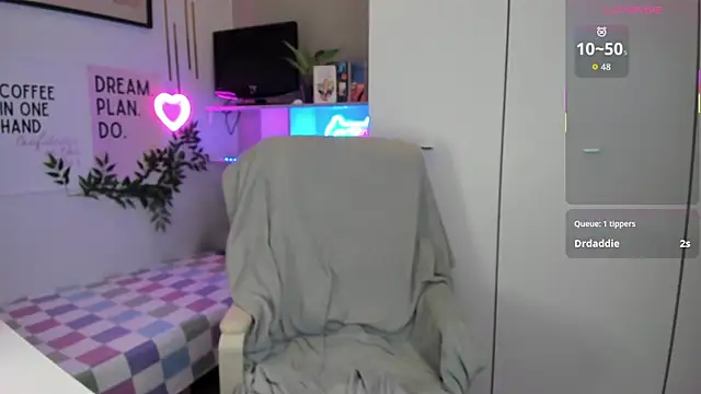 Snapshot of LiaWoow chatting on November 14, 7:40 am LiaWoow online show from November 14, 7:40 am