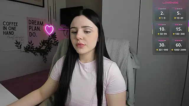 Snapshot of LiaWoow chatting on November 18, 7:46 am LiaWoow online show from November 18, 7:46 am