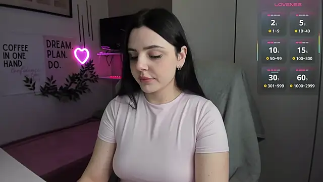 Snapshot of LiaWoow chatting on December 5, 7:28 am LiaWoow online show from December 5, 7:28 am