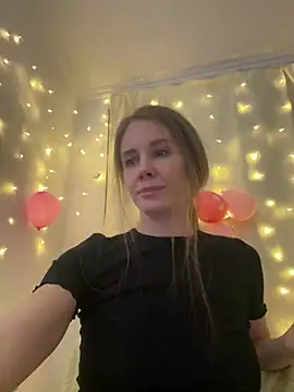 Snapshot of LucieMack chatting on February 16, 4:25 pm LucieMack online show from February 16, 4:25 pm