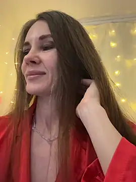 Snapshot of LucieMack chatting on February 19, 5:53 pm LucieMack online show from February 19, 5:53 pm