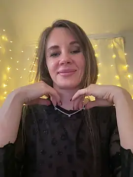 Snapshot of LucieMack chatting on February 23, 6:27 pm LucieMack online show from February 23, 6:27 pm