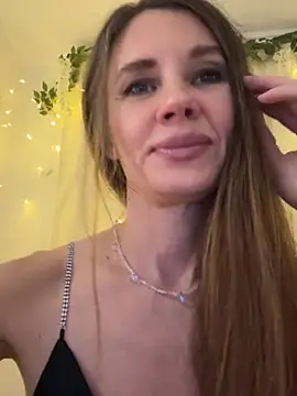 Snapshot of LucieMack chatting on February 27, 5:13 pm LucieMack online show from February 27, 5:13 pm