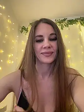 Snapshot of LucieMack chatting on March 17, 1:58 pm LucieMack online show from March 17, 1:58 pm