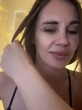 Snapshot of LucieMack chatting on June 23, 5:49 am LucieMack online show from June 23, 5:49 am