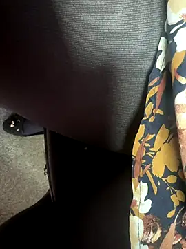 Snapshot of HiddenHoneyLDN chatting on October 24, 9:06 am HiddenHoneyLDN online show from October 24, 9:06 am