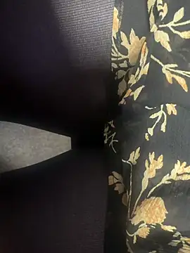 Snapshot of HiddenHoneyLDN chatting on November 3, 11:00 am HiddenHoneyLDN online show from November 3, 11:00 am